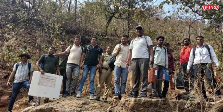 डोंगर चढून लोकशाही जपली