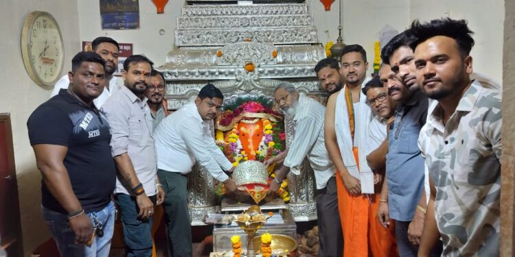 महड येथील श्री वरदविनायकाला दीड किलो चांदीचा मुकुट