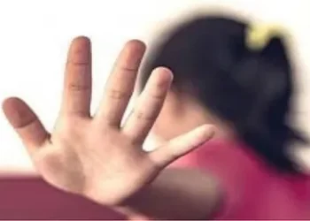 बदलापूर पुन्हा हादरलं! शाळेच्या बसमध्ये विद्यार्थिनीचा विनयभंग