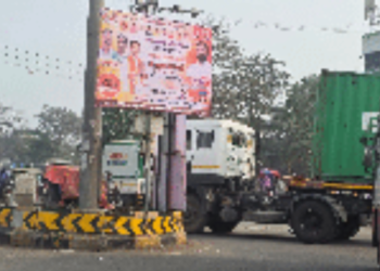 उरण चारफाटा सर्कलला बॅनर्सचा विळखा