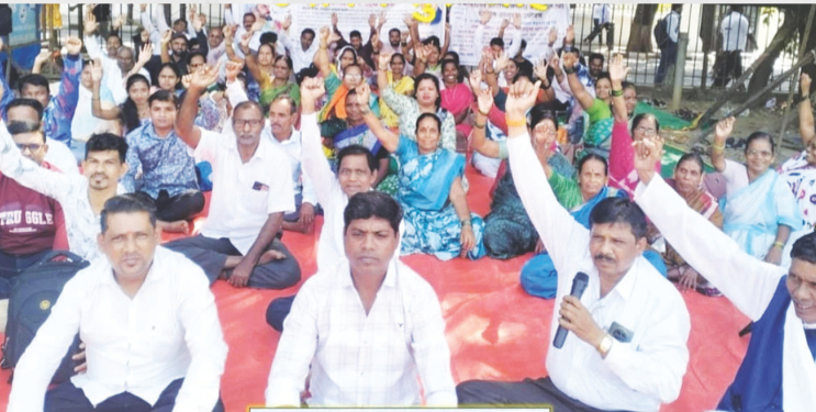 नोकरी द्या, अन्यथा उठणार नाही