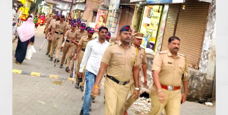 नागोठण्यात पोलिसांचा रूट मार्च