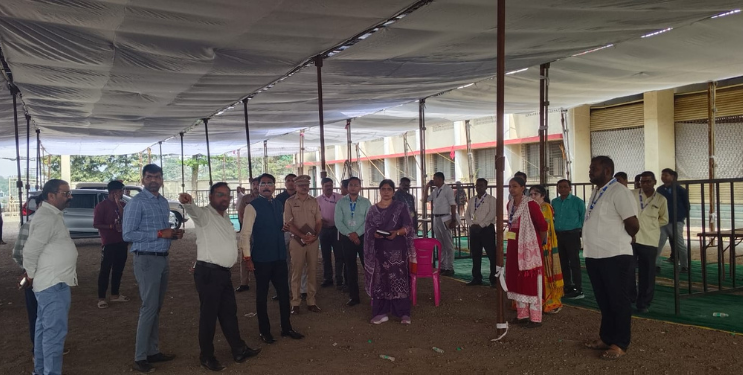 निवडणुकीच्या तयारीचा जिल्हाधिकाऱ्यांकडून आढावा
