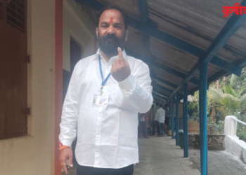 सुरेंद्र म्हात्रे यांनी बजावला मतदानाचा हक्क