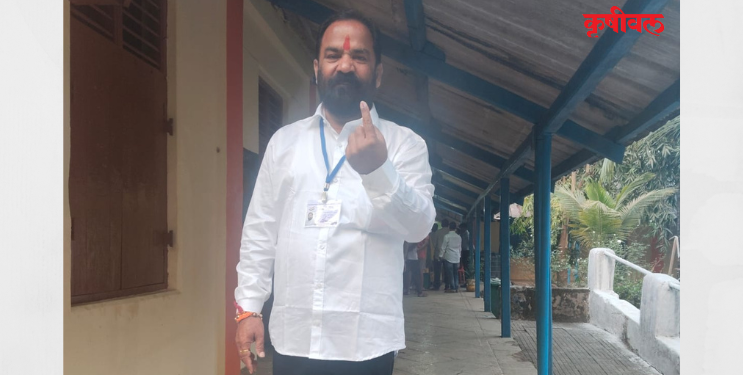 सुरेंद्र म्हात्रे यांनी बजावला मतदानाचा हक्क