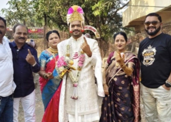 नवरदेव विराज माटेने बजावला मतदानाचा हक्क