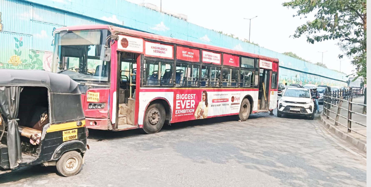 परिवहन सेवा ठप्प होऊन वाहतूक कोंडी