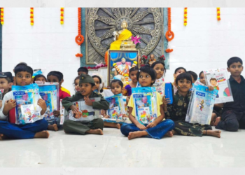 शैक्षणिक साहित्य वाटप करून शिवजयंती साजरी