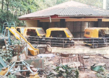 हुतात्मा स्मारकाला भंगाराचा वेढा