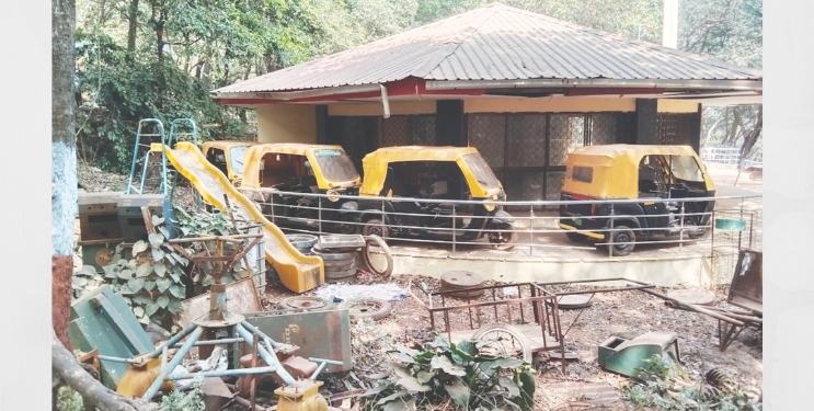 हुतात्मा स्मारकाला भंगाराचा वेढा