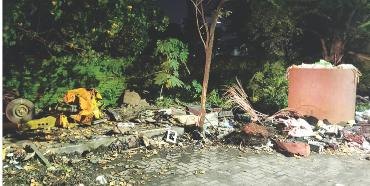 मैदानांवर मद्यपींचा विळखा