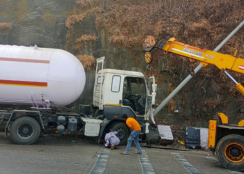 मुंबई-पुणे द्रुतगती मार्गावर पुन्हा टँकरला अपघात