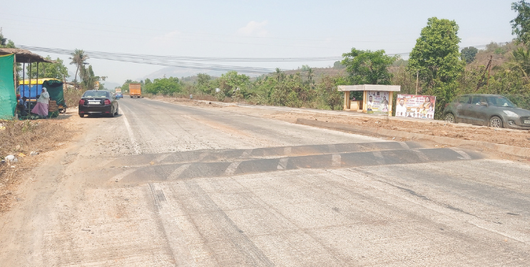 मुंबई-गोवा महामार्गावरील गतिरोधक धोकादायक