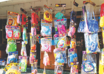 रंगीबेरंगी पिचकाऱ्या बाजारात दाखल