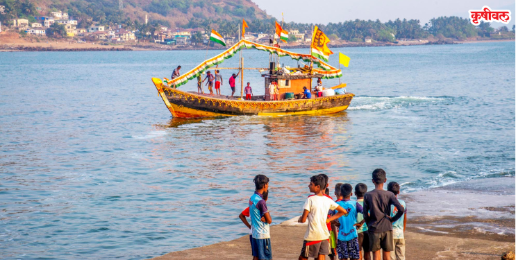 किनाऱ्यावर होळी सणासाठी सजलेल्या बोटी परतल्या