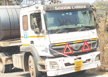 महामार्गालगत बंद पडलेल्या अवजड वाहनामुळे अपघाताचा धोका