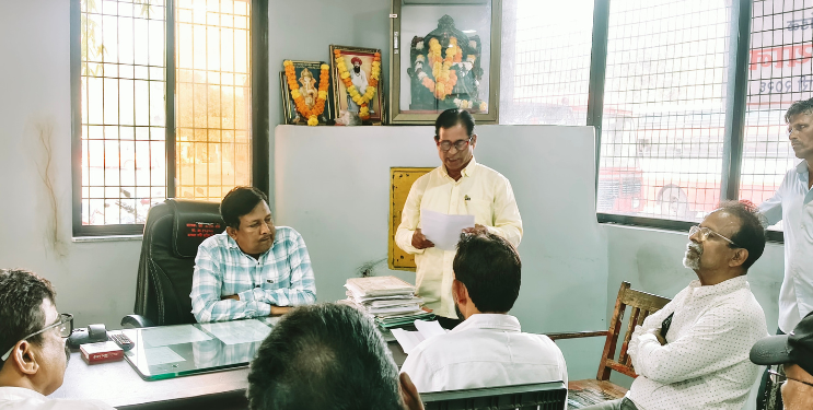 त्रस्त प्रवासी वर्ग आगार प्रमुखांच्या भेटीला