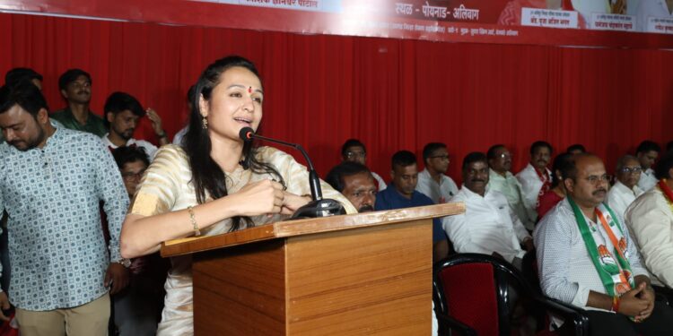 खारेपाटात ‌‘कॉर्पोरेट खोत’ फिरताहेत; शेकापक्षाच्या प्रवक्त्या चित्रलेखा पाटील कडाडल्या