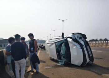 मुंबई-गोवा महामार्गावर टायर फुटून कारचा भीषण अपघात