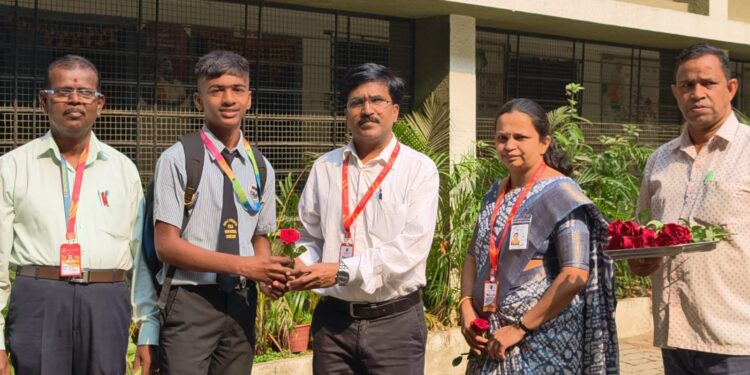 विद्यार्थ्यांचे गुलाब पुष्प देऊन स्वागत