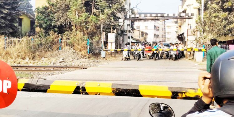 नेरळ रेल्वे फाटक सहा दिवस बंद