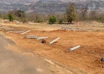 खांडस-अंबेरपाडा येथे जमिनीचे कुंपण तोडले