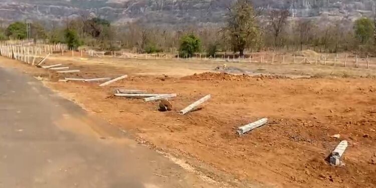 खांडस-अंबेरपाडा येथे जमिनीचे कुंपण तोडले