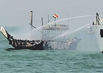 मुंबईच्या समुद्रात ‘सी प्रिन्सेस’ मासेमारी नौकेला भीषण आग