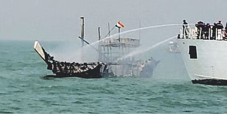 मुंबईच्या समुद्रात ‘सी प्रिन्सेस’ मासेमारी नौकेला भीषण आग