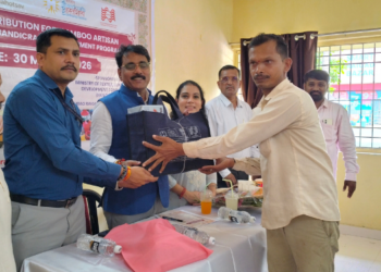 बांबू व्यावसायिकांना स्टूल कीटचे वाटप