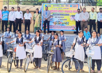 मुलींना मोफत सायकलींचे वितरण