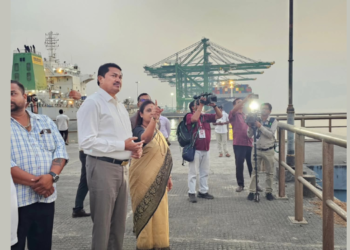 जेएनपीएतील अडकलेल्या कंटेनरप्रकरणी नाना पटोले यांची पाहणी