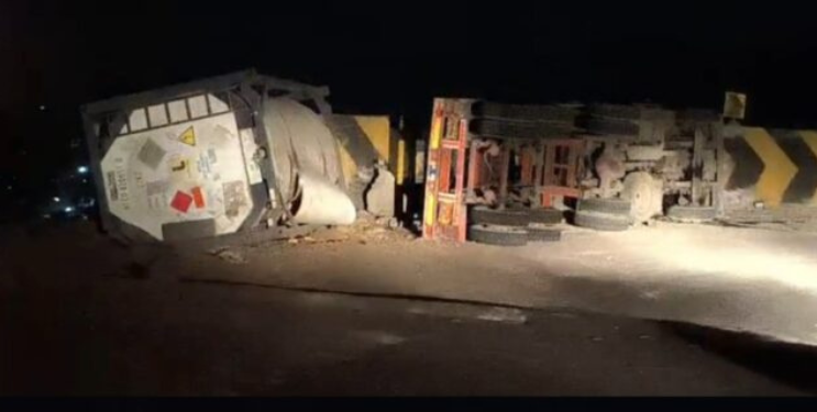 भोस्ते घाटात केमिकल टँकर पलटी