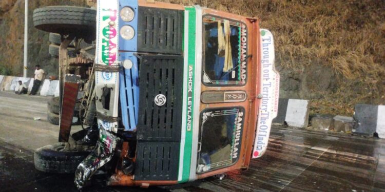 मुंबई–पुणे एक्सप्रेस वेवर ट्रक पलटी