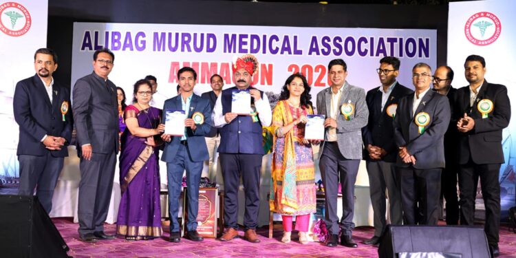 सात आंतरराष्ट्रीय भाषेत पुस्तकाचे प्रकाशन