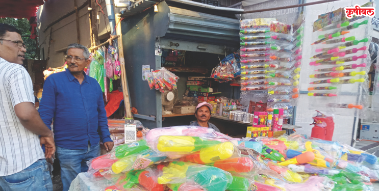 रंगबेरंगी पिचकाऱ्या बाजारात दाखल