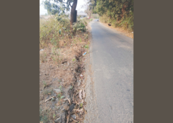 खड्डेमय रस्त्यामुळे जीवघेणा प्रवास