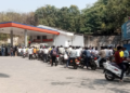 टंचाईच्या भीतीने विहूर पेट्रोल पंपावर वाहनांच्या रांगा