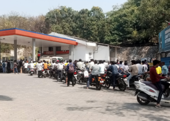 टंचाईच्या भीतीने विहूर पेट्रोल पंपावर वाहनांच्या रांगा