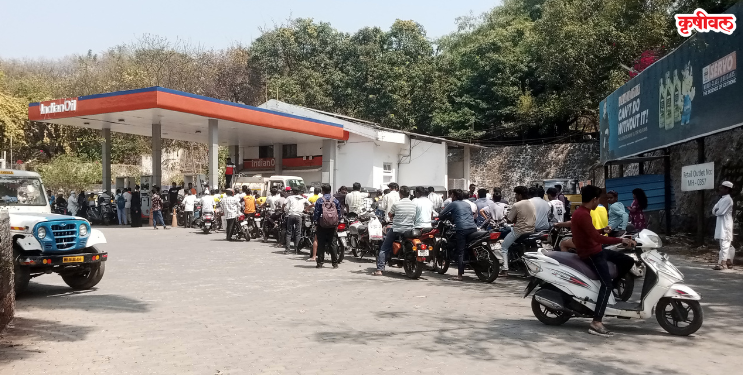 टंचाईच्या भीतीने विहूर पेट्रोल पंपावर वाहनांच्या रांगा