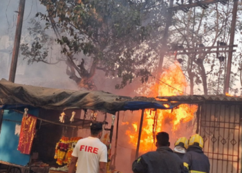 महाड शहरातील विद्युत रोहित्राला अचानक आग