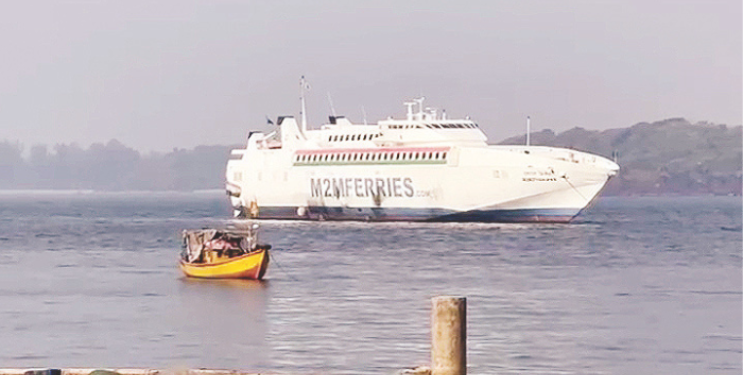 मालवाहतूक करणाऱ्या छोट्या टग बोटीची रो-रो बोटीला धडक