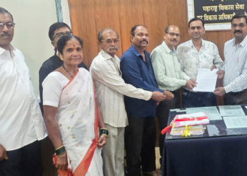 रस्ता अतिक्रमणाचे गटविकास अधिकाऱ्यांना निवेदन