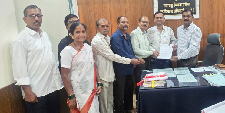 रस्ता अतिक्रमणाचे गटविकास अधिकाऱ्यांना निवेदन