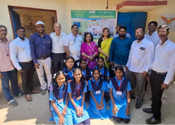 बोरगाव शाळेला सोलर पॅनल भेट