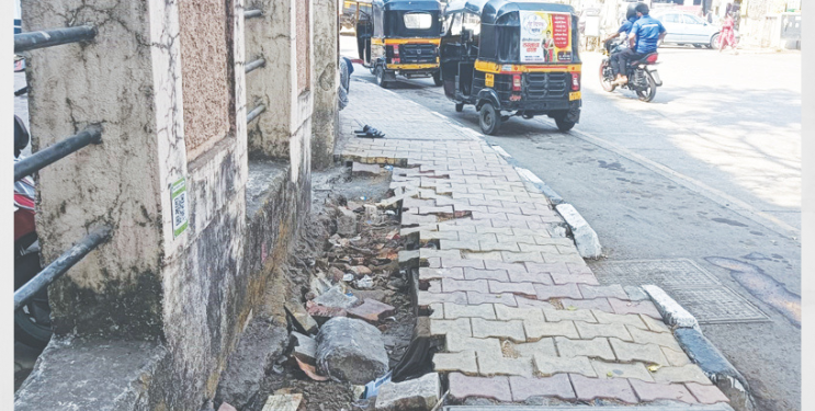 फडके नाट्यगृह शेजारील फूटपाथची दुरवस्था