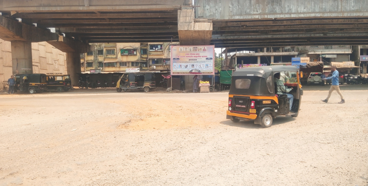 कोलाड-रोहा मार्गावर धोकादायक खड्डा