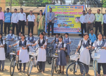 महात्मा गांधी विद्यालयात सायकल वाटप