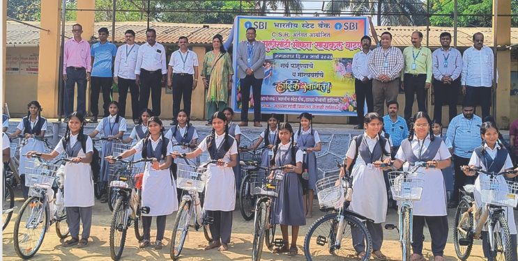 महात्मा गांधी विद्यालयात सायकल वाटप