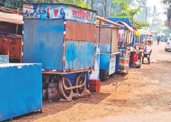 श्रीवर्धन समुद्रकिनारा टपऱ्यांच्या विळख्यात